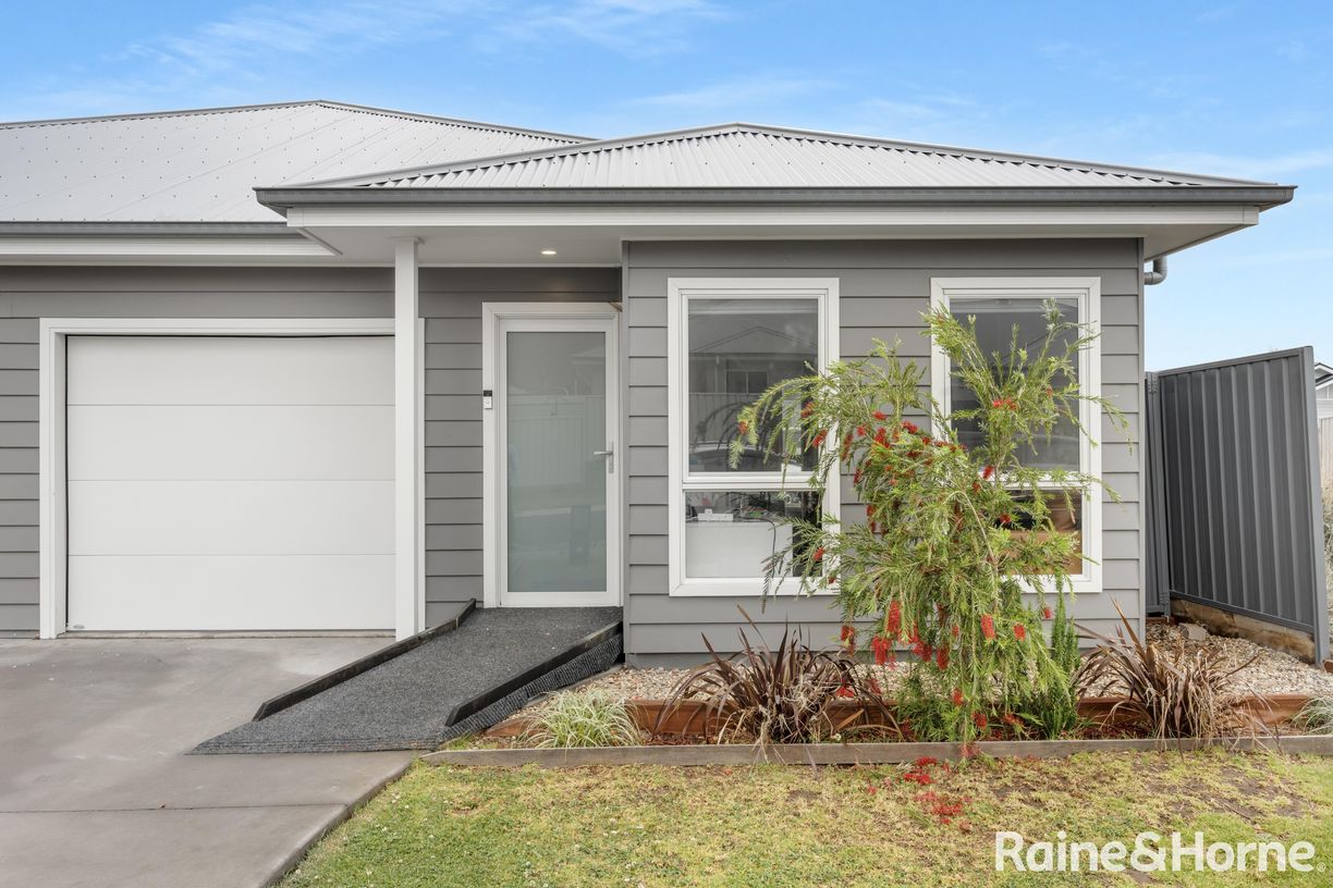 7B Eumundi Avenue — photo from Raine & Horne Nowra