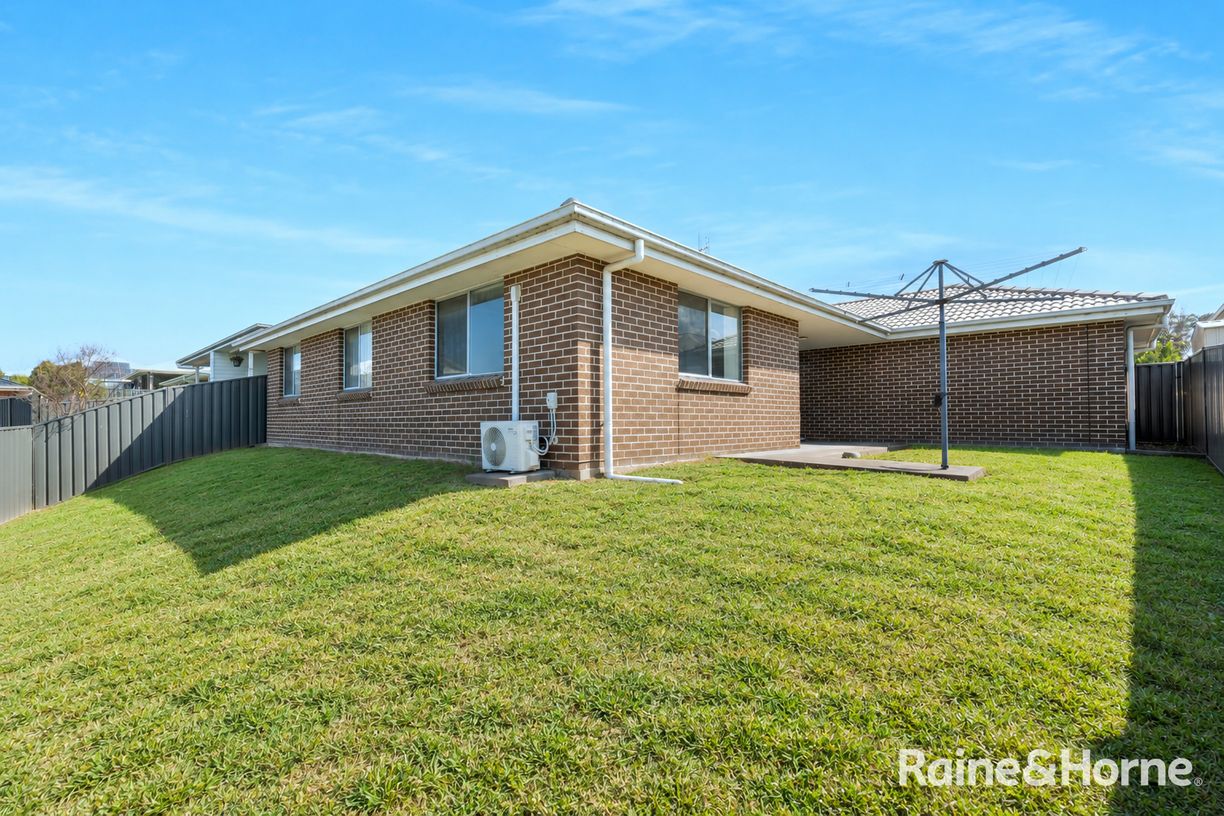 25 Firetail Street — photo 11 of 11
