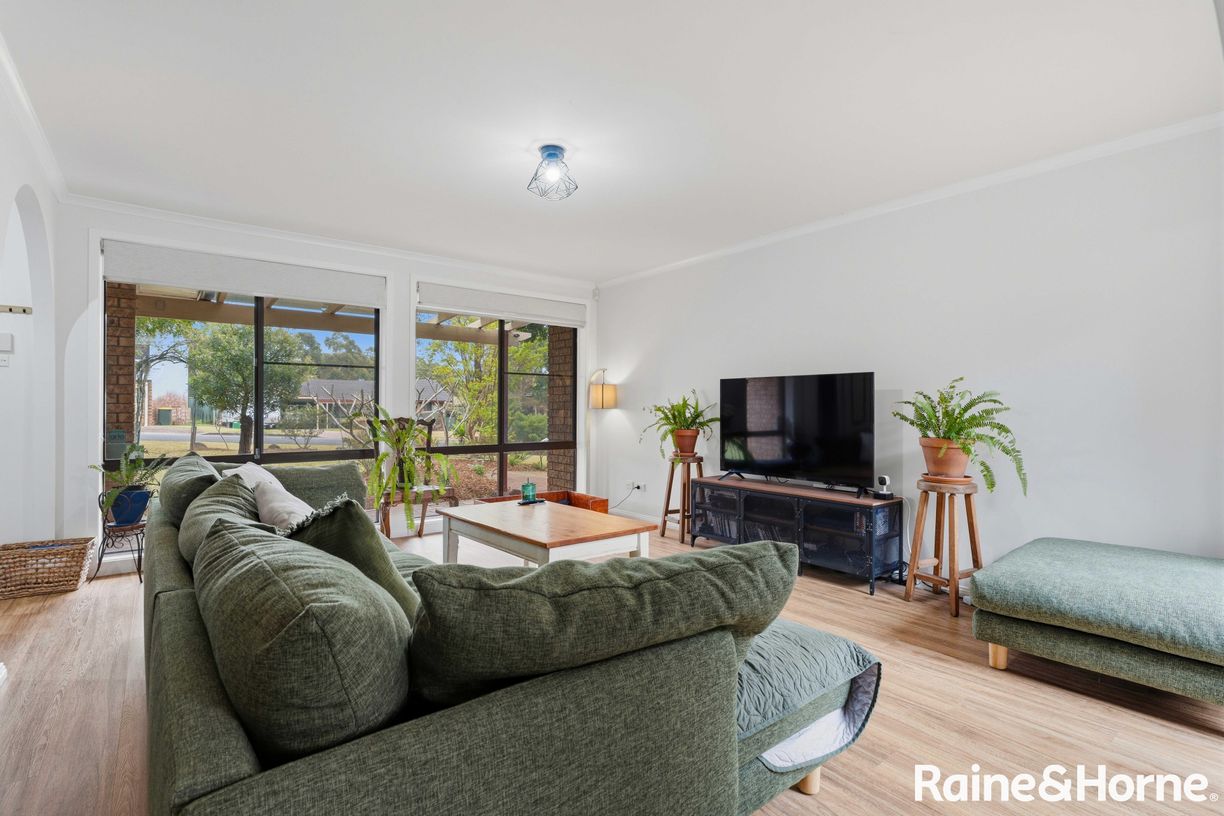15 Gunyuma Crescent — photo 3 of 14