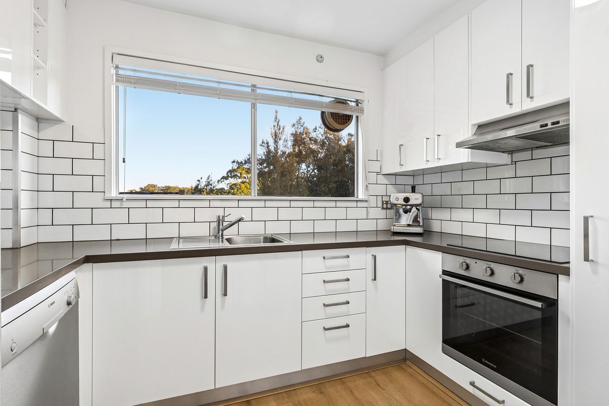 8/300A Burns Bay Road — photo 3 of 8