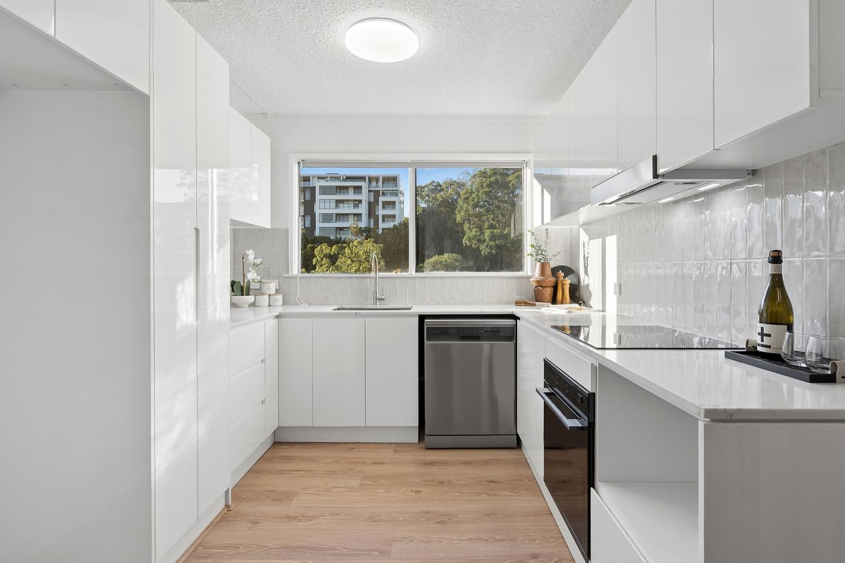 60/300A Burns Bay Road — photo 3 of 8
