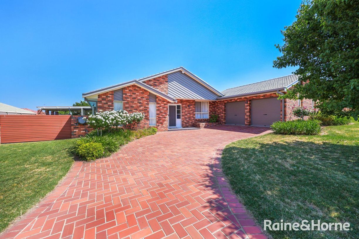 13 The Mews — photo from Raine & Horne Tamworth