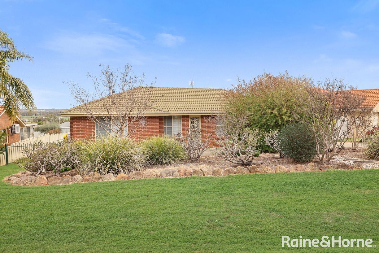 3 Valley Drive — photo from Raine & Horne Tamworth