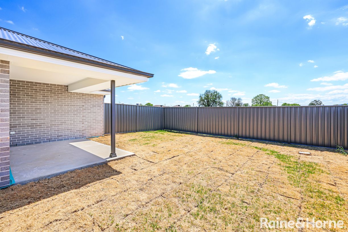 1 & 2/10 Pioneer Close — photo 12 of 12