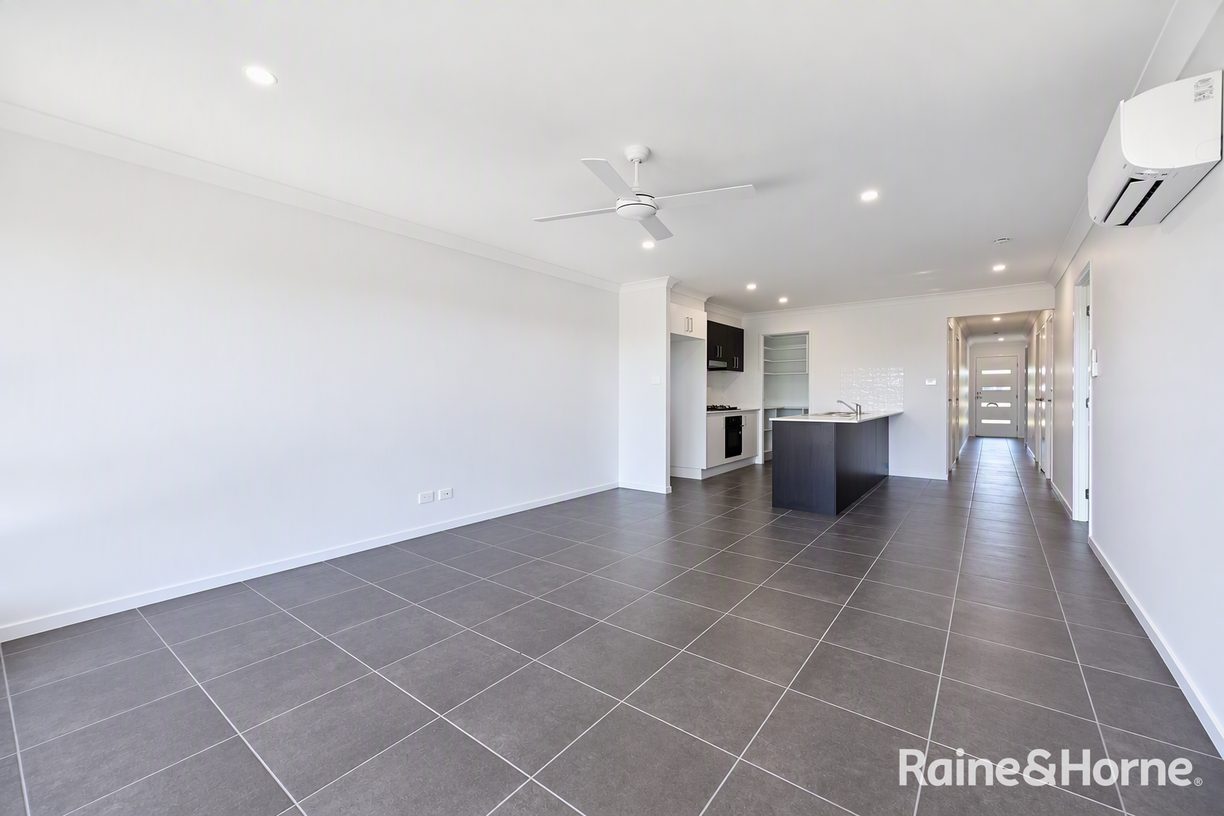 1 & 2/10 Pioneer Close — photo 4 of 12