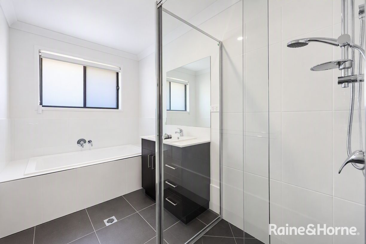 1 & 2/10 Pioneer Close — photo 10 of 12