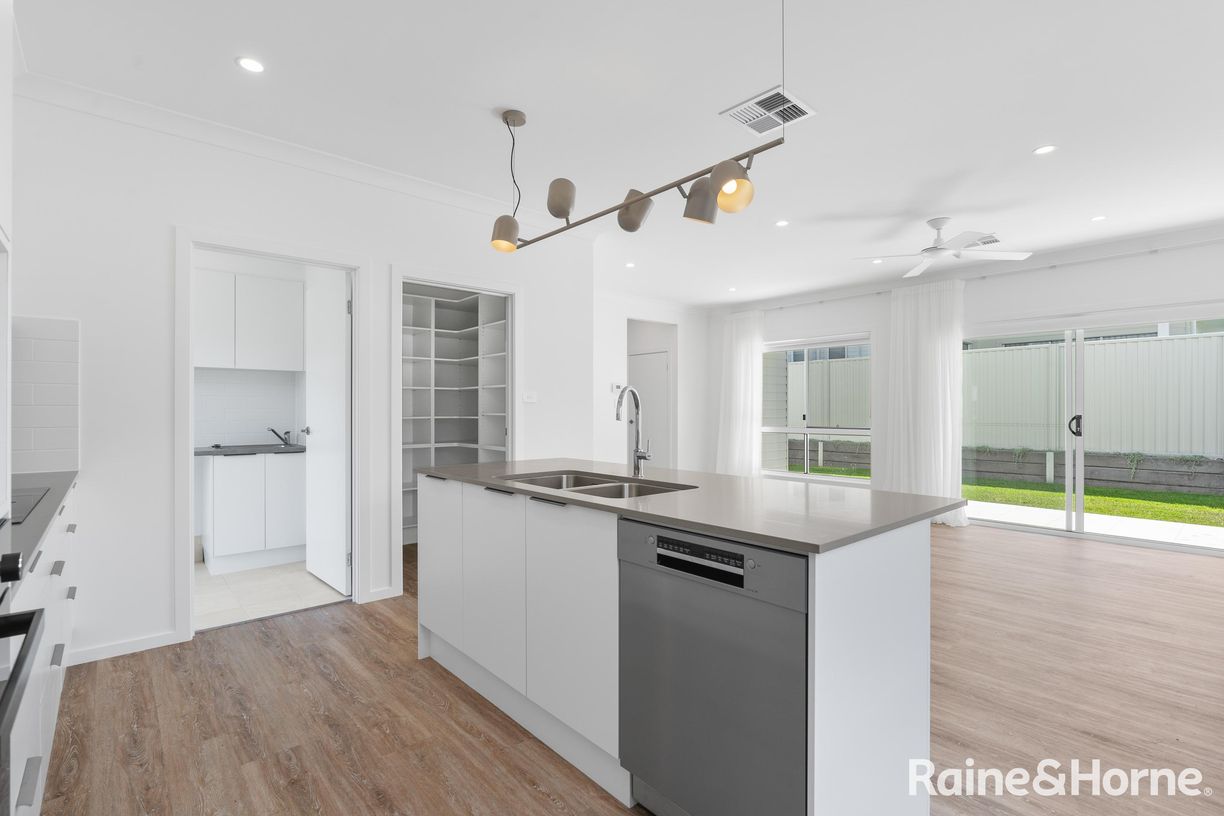 4 Brookwater Crescent — photo 4 of 20