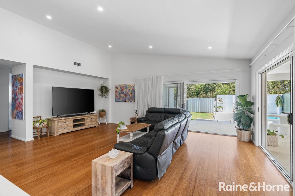 11 Brookwater Crescent — photo 9 of 28