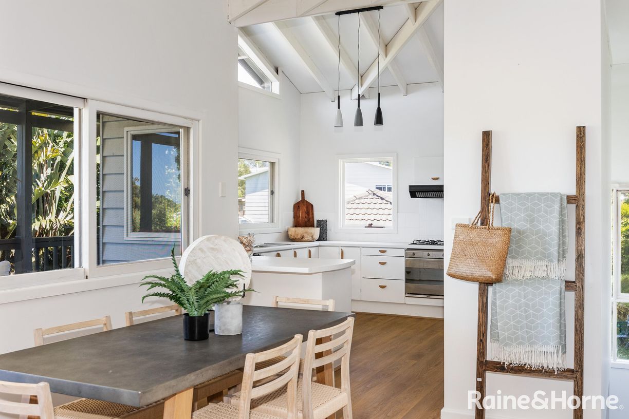 29 Linden Way — photo 3 of 25