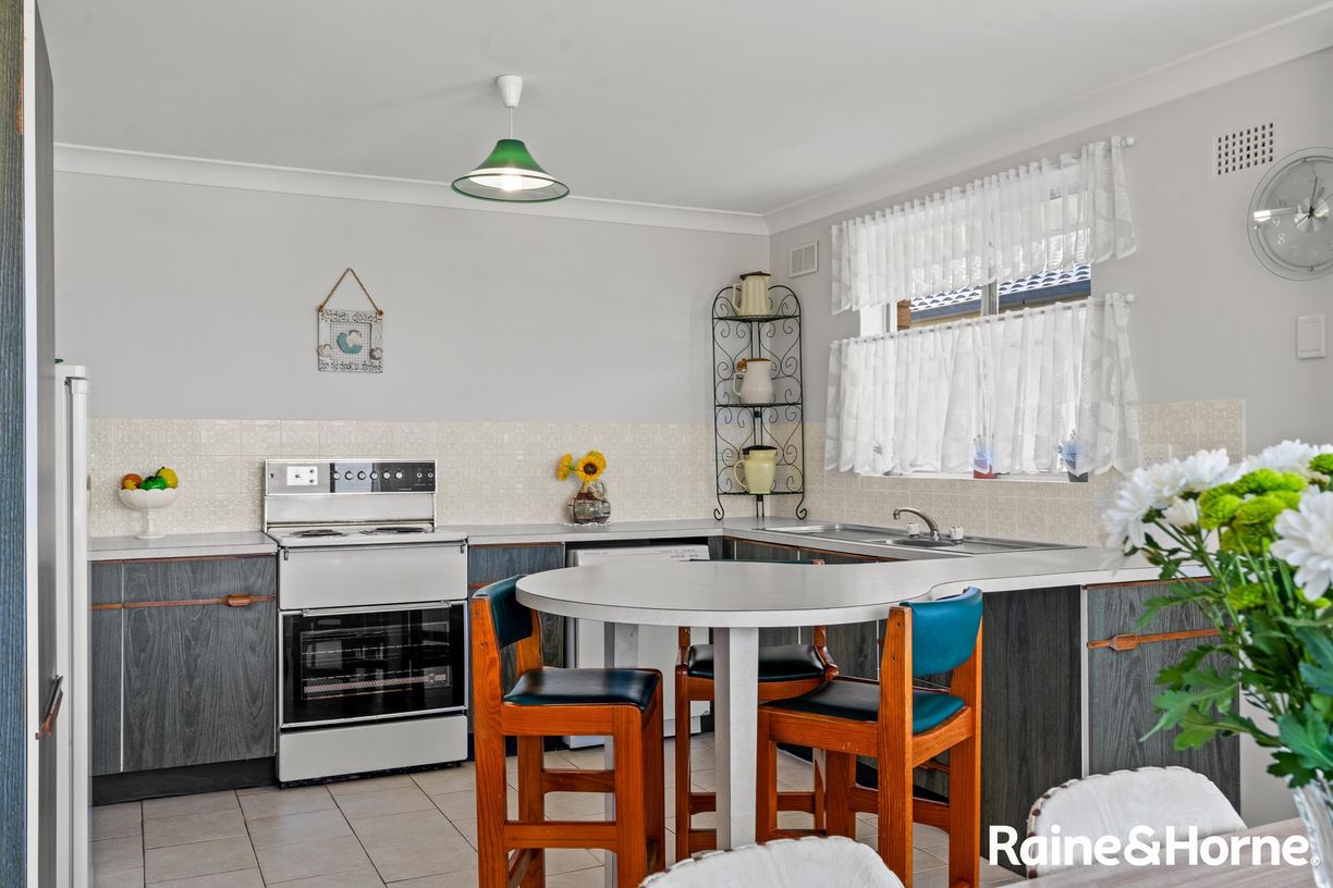 24 Rennies Beach Close — photo 9 of 28