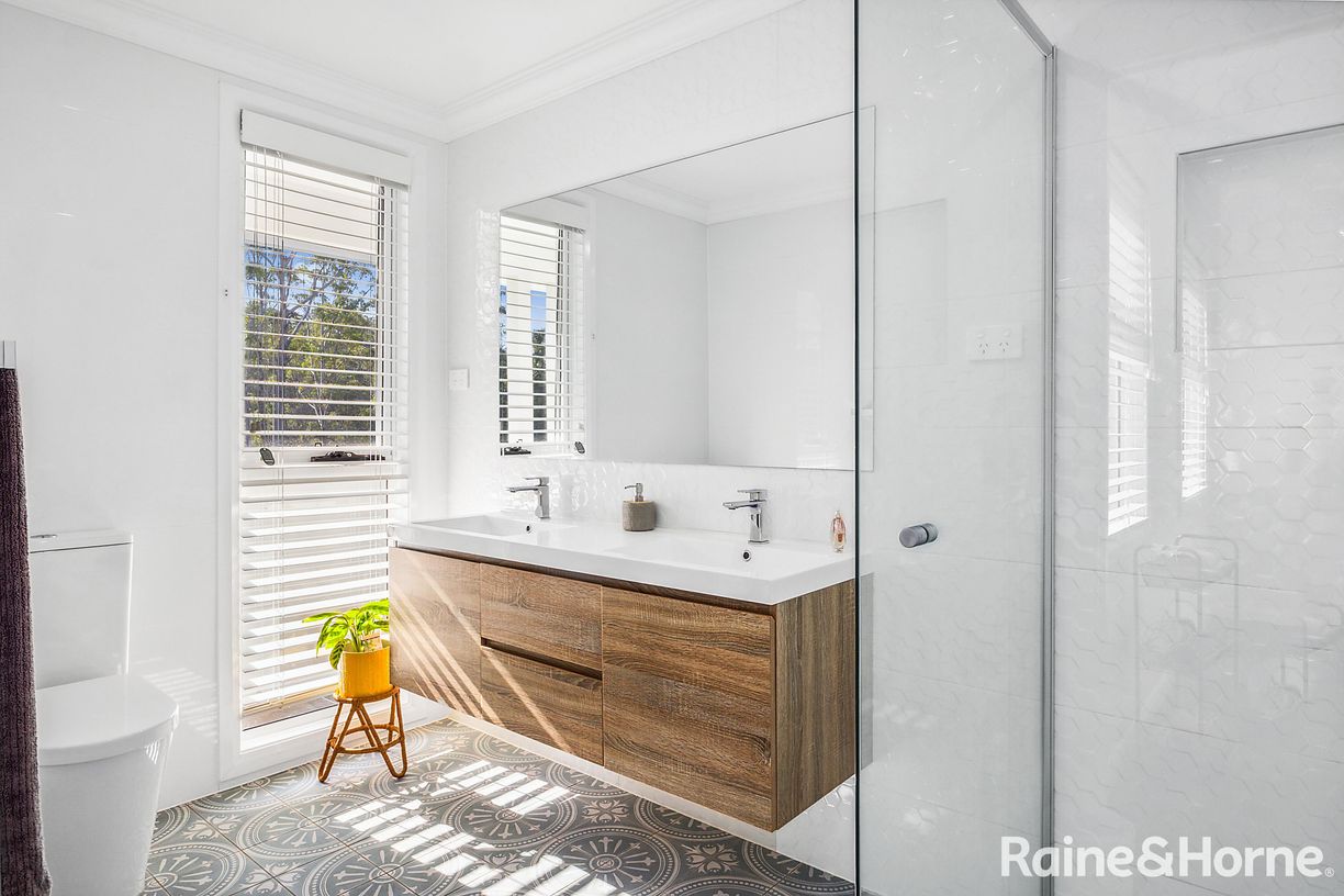 114 & 114A Seaspray Street — photo 13 of 26