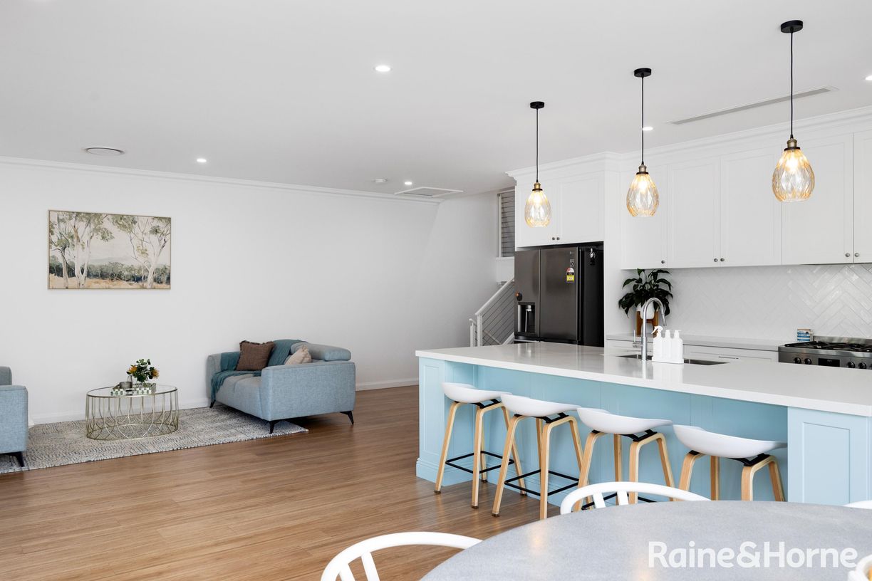 114 & 114A Seaspray Street — photo 8 of 26