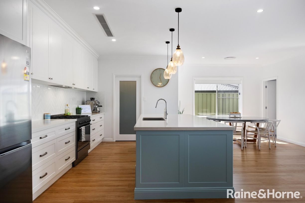 114 & 114A Seaspray Street — photo 5 of 26
