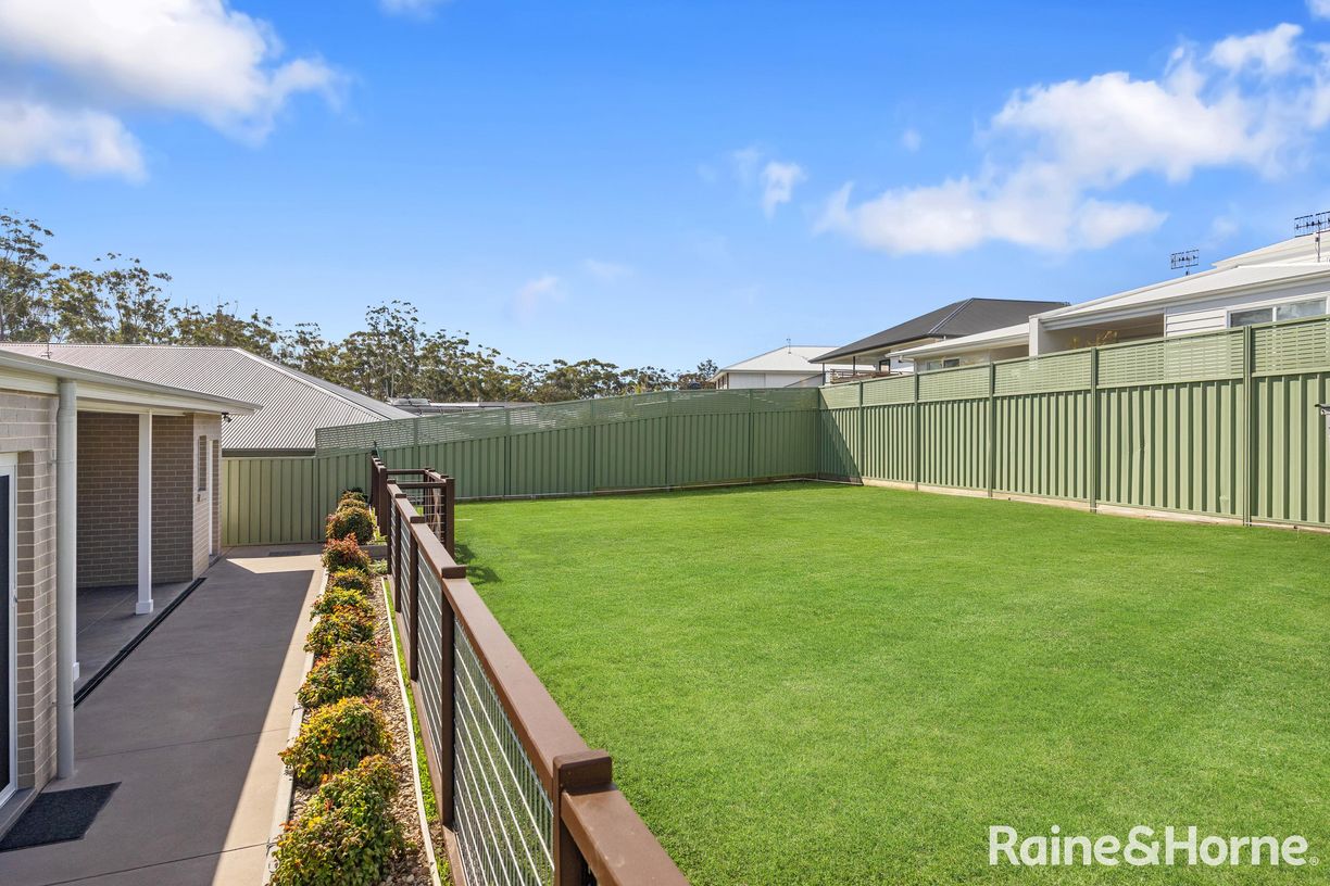 114 & 114A Seaspray Street — photo 22 of 26