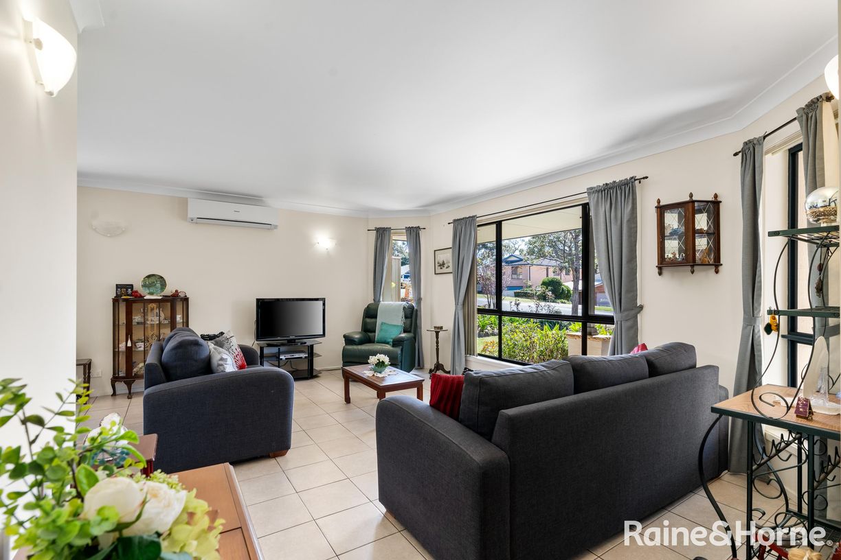 19 Royal Mantle Drive — photo 2 of 15
