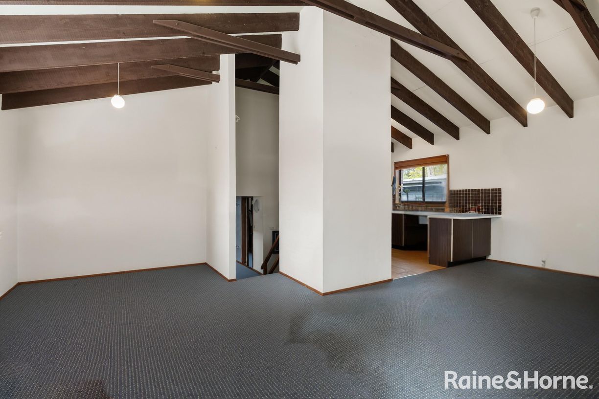 128 Canberra Crescent — photo 3 of 21