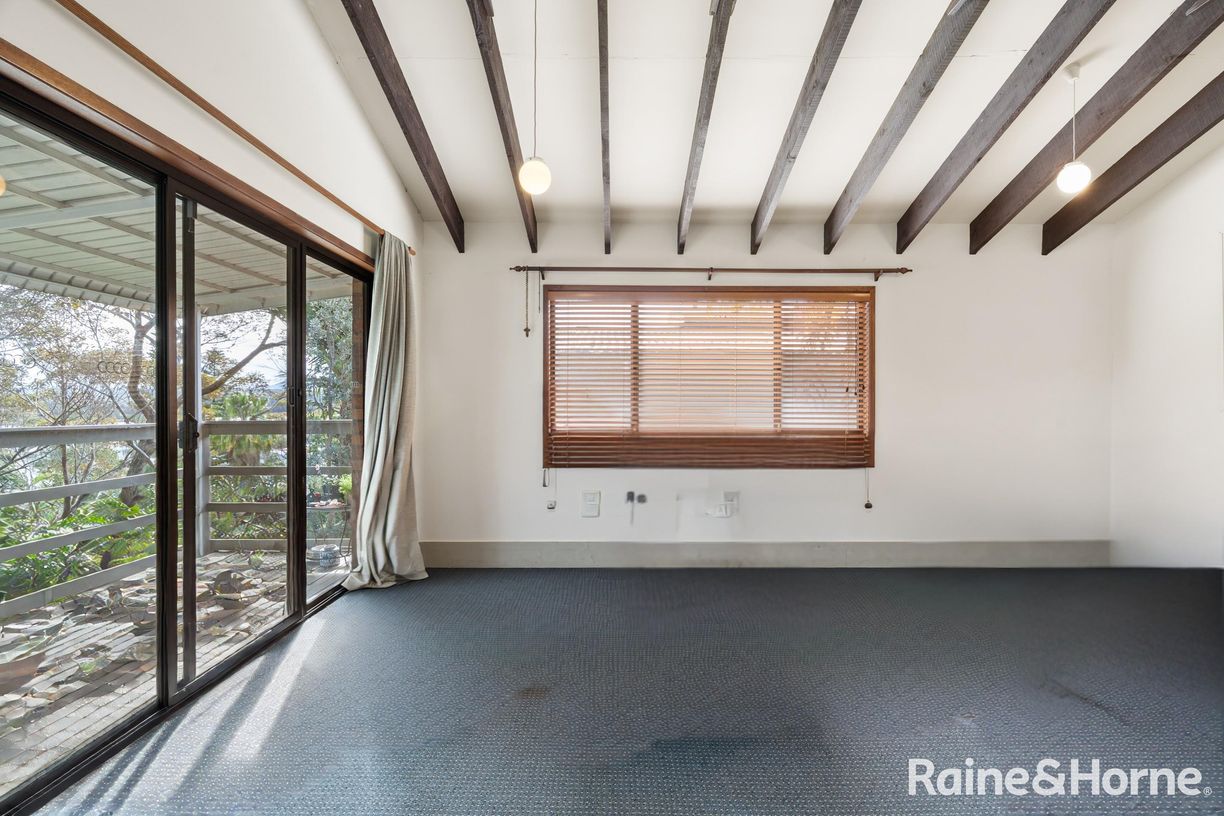 128 Canberra Crescent — photo 4 of 21