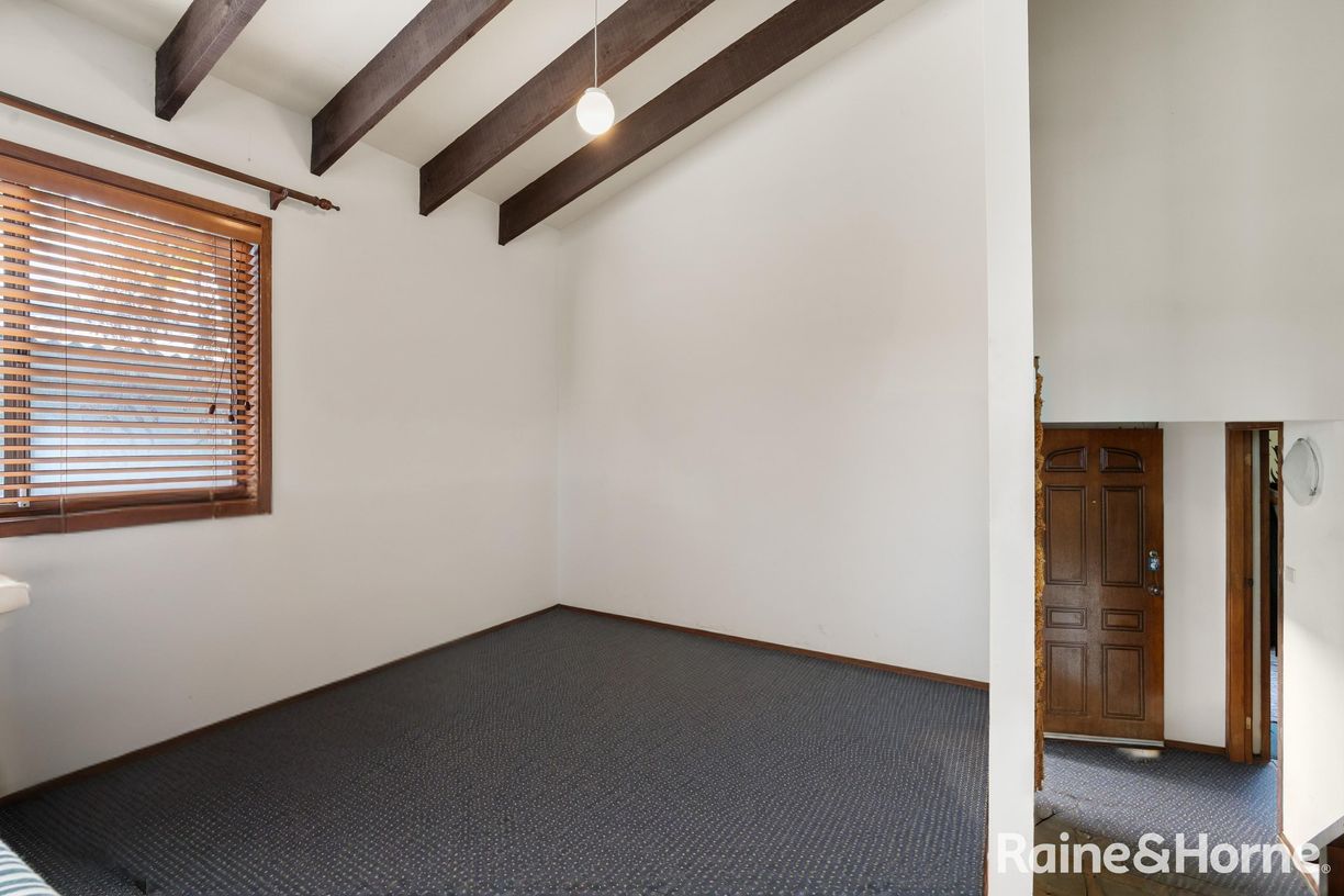 128 Canberra Crescent — photo 5 of 21