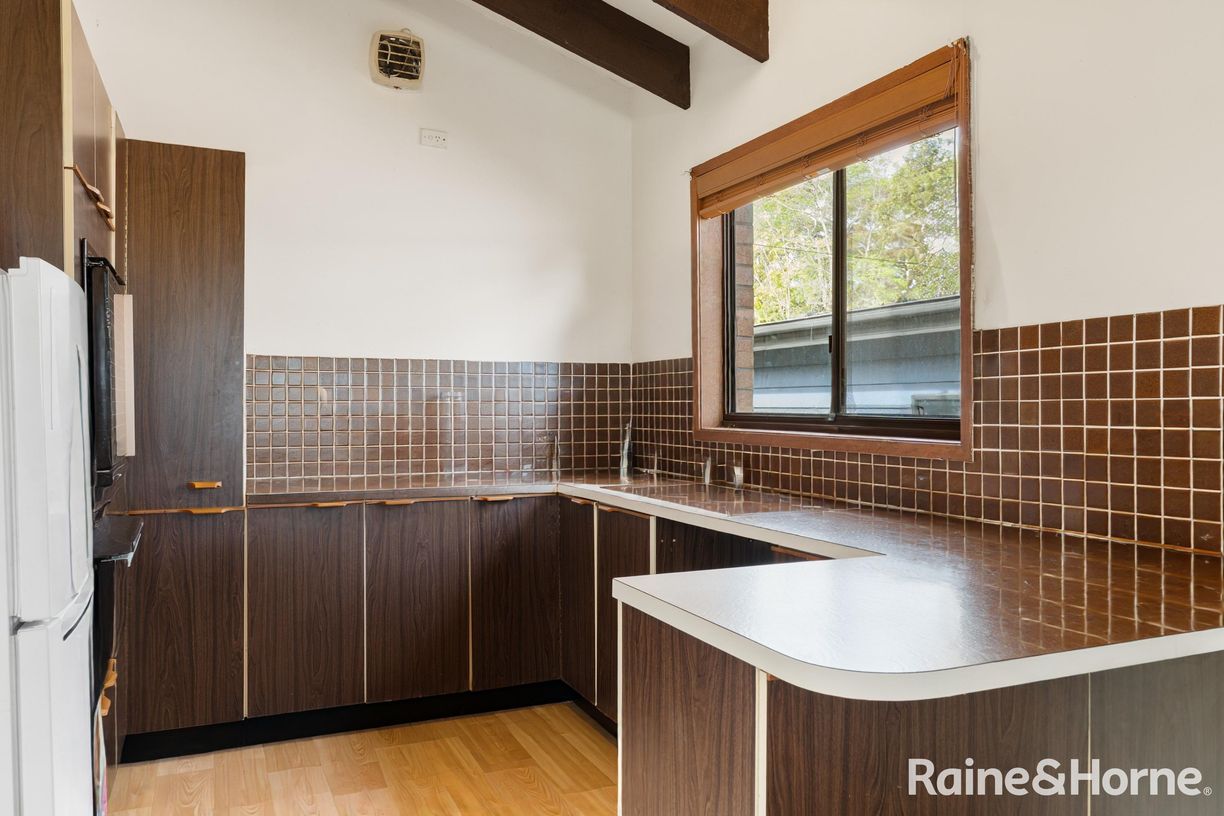 128 Canberra Crescent — photo 7 of 21