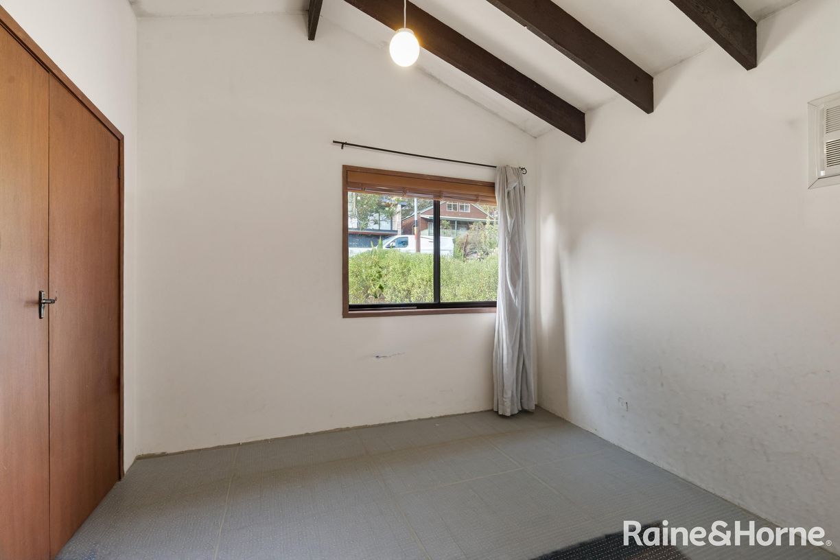128 Canberra Crescent — photo 8 of 21