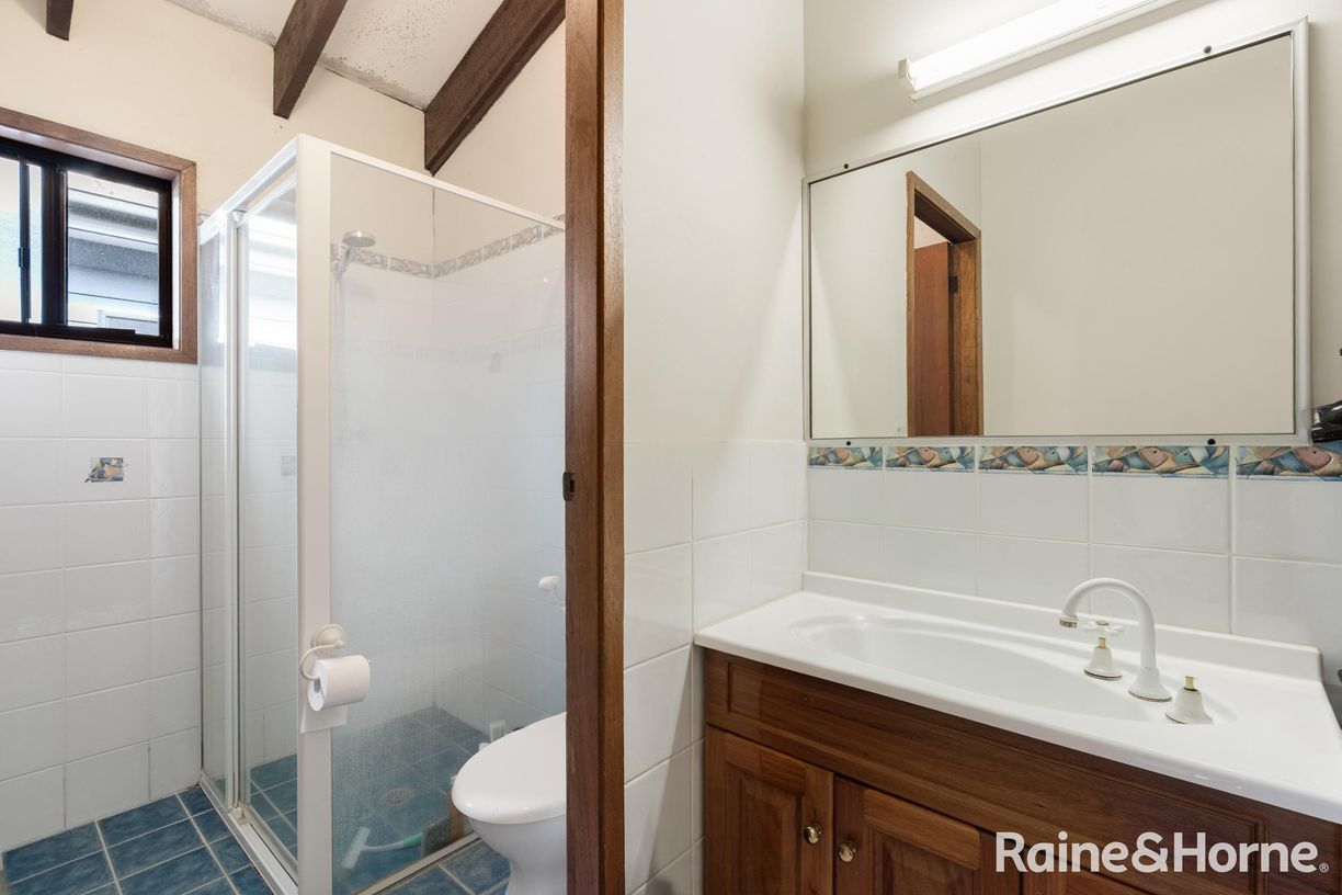 128 Canberra Crescent — photo 9 of 21