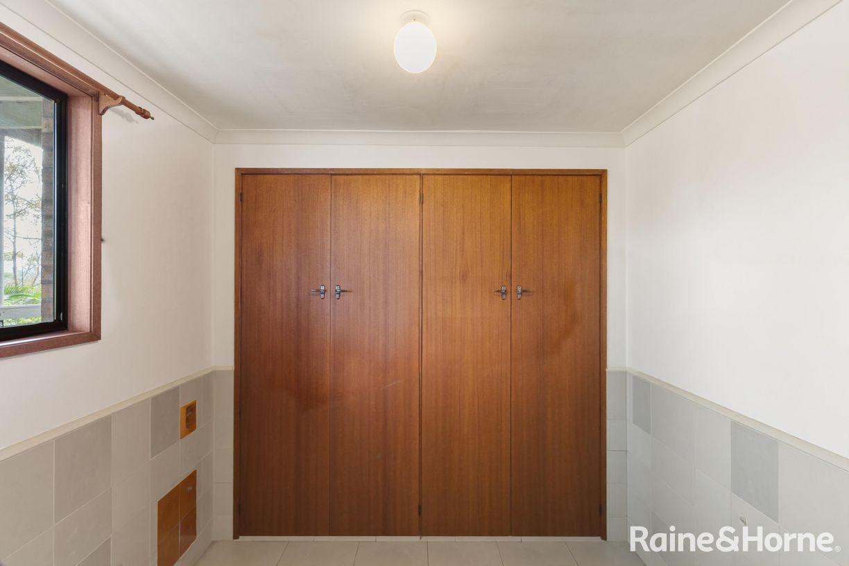 128 Canberra Crescent — photo 10 of 21