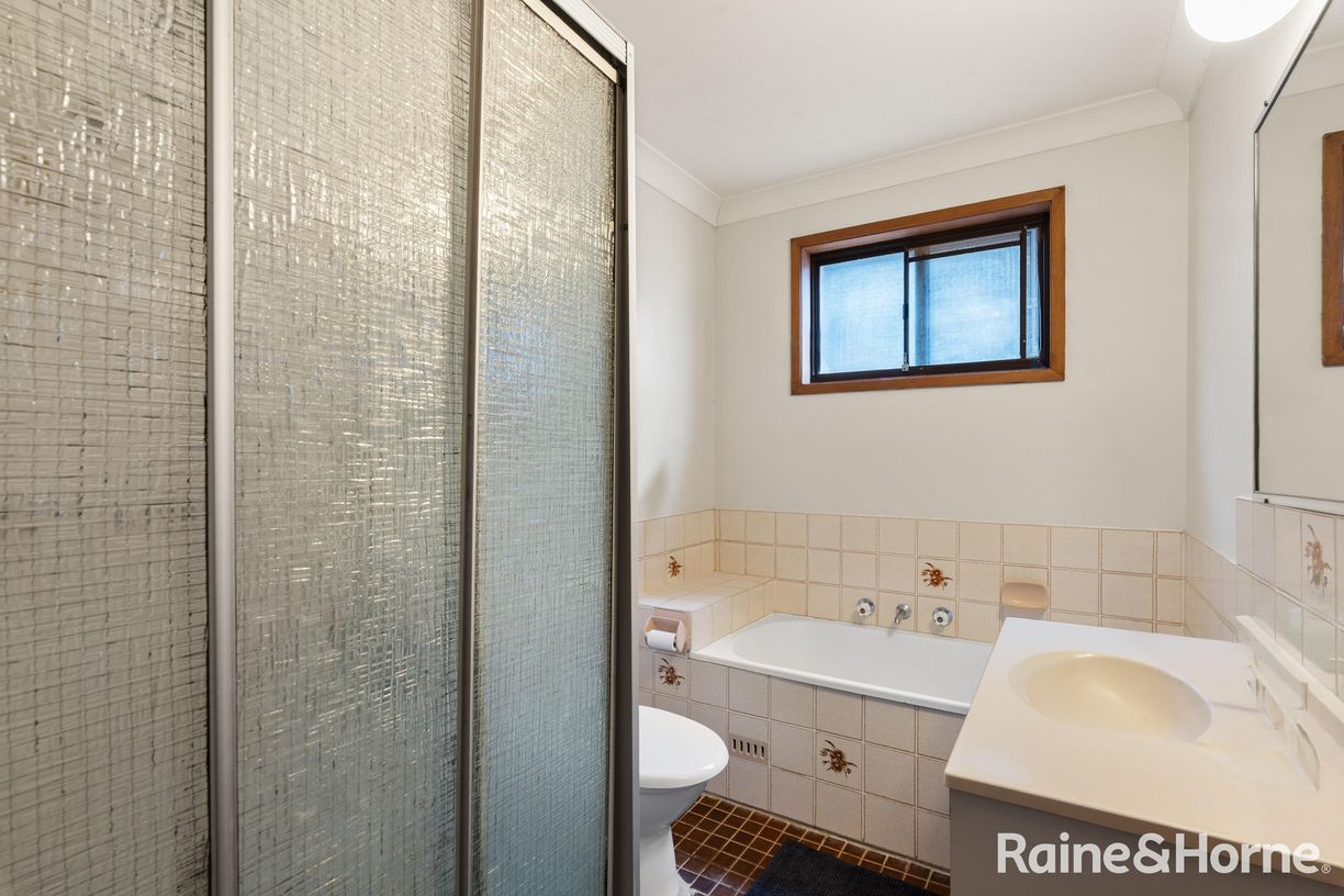 128 Canberra Crescent — photo 11 of 21