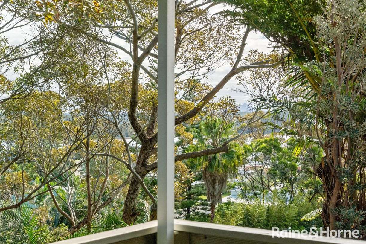 128 Canberra Crescent — photo 16 of 21