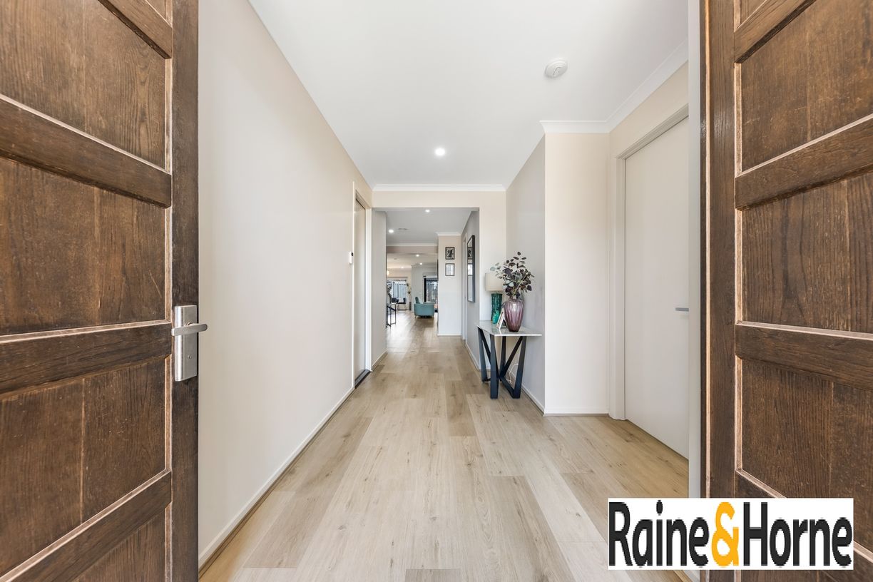 7 Sasha Crescent — photo 3 of 26