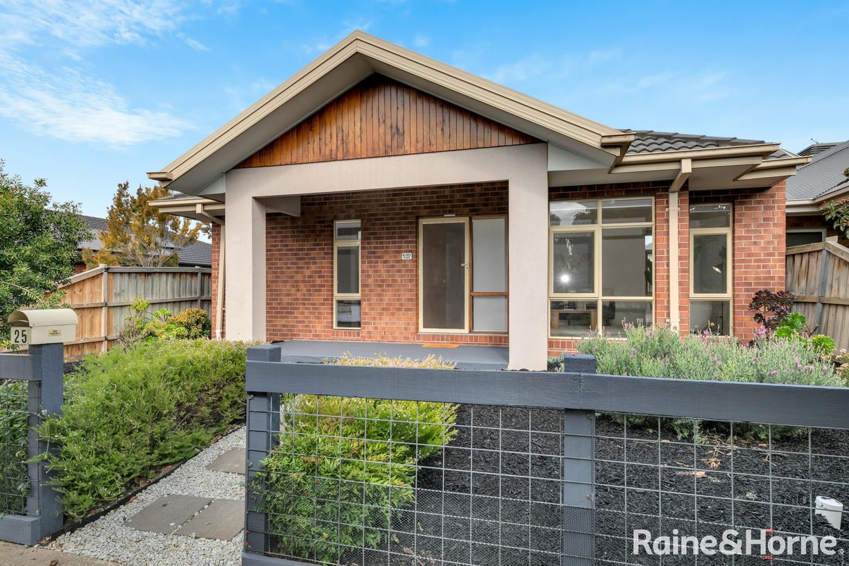 25 Eaglehawk Boulevard — photo 3 of 28