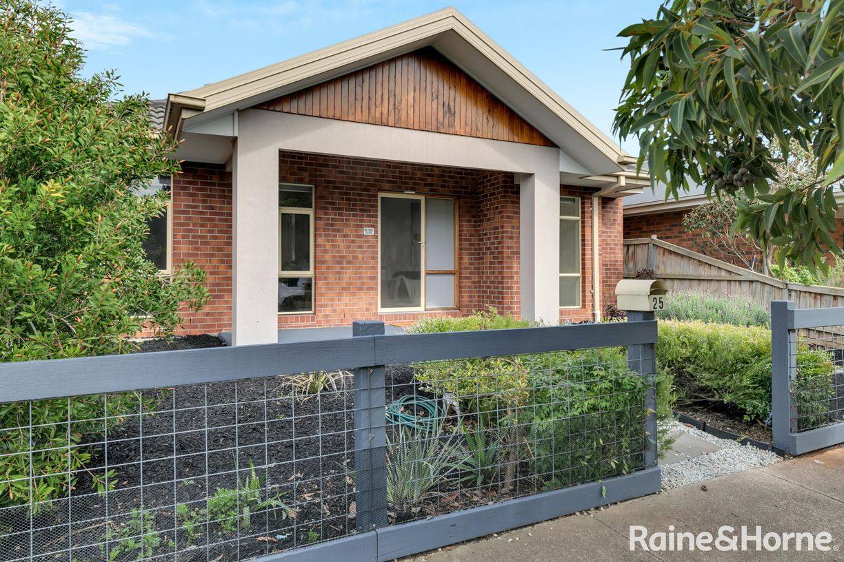 25 Eaglehawk Boulevard — photo 4 of 28