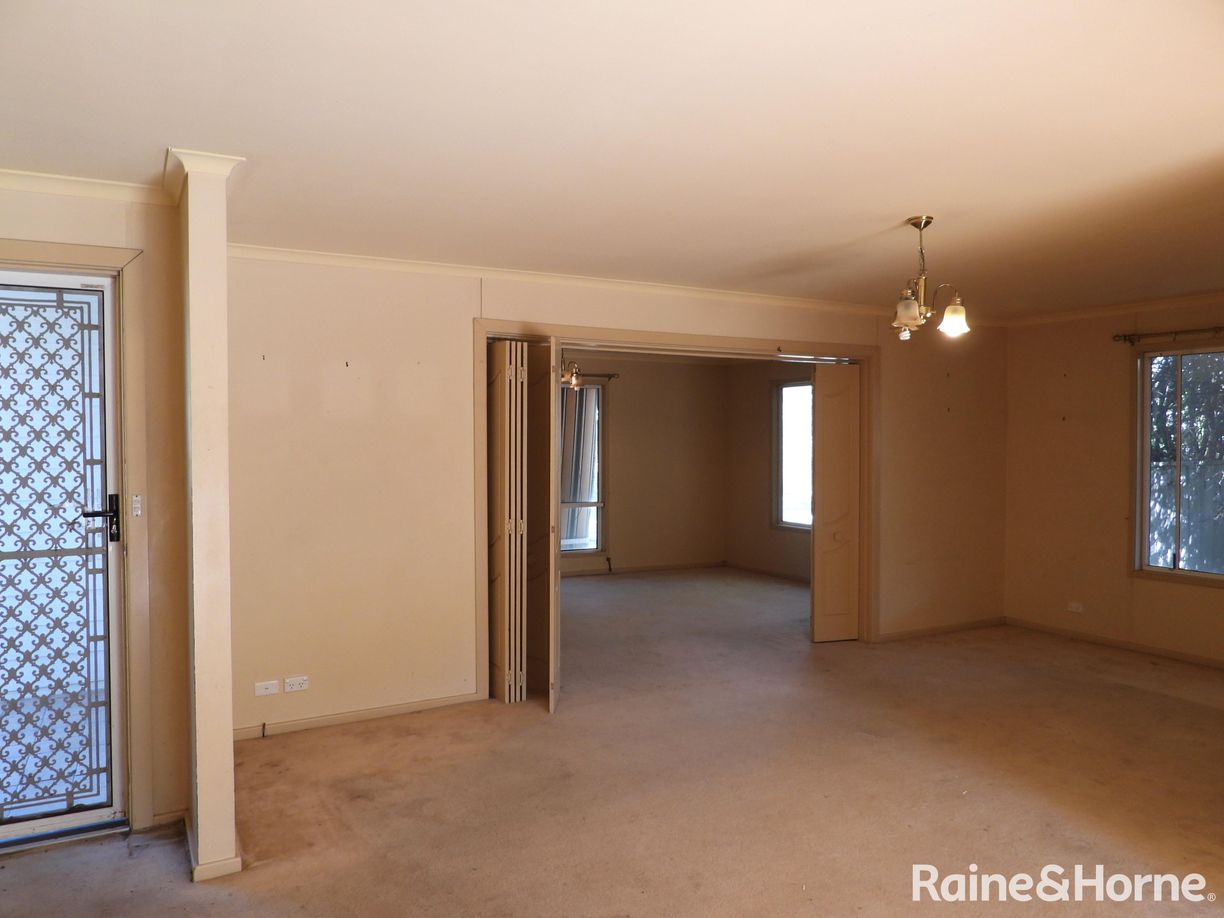 8 Broadwater Place — photo 2 of 11