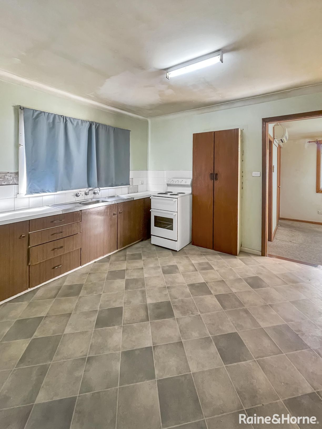 2 Lachlan Close — photo 2 of 10