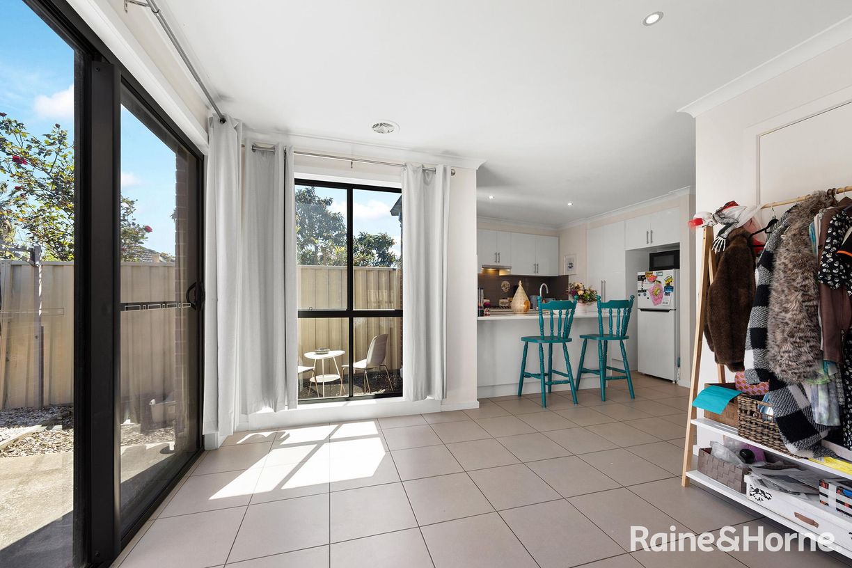 2/53 Shakespeare Dr — photo 4 of 14