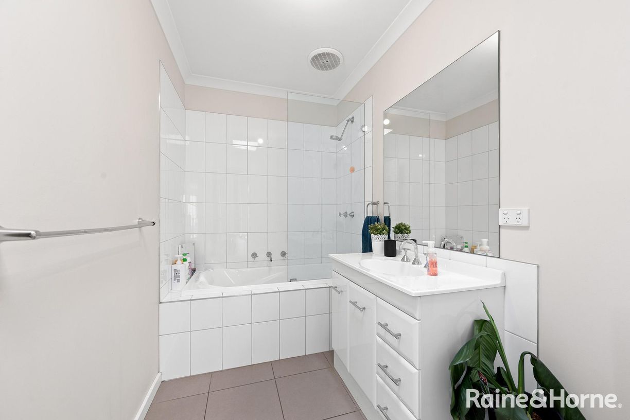 2/53 Shakespeare Dr — photo 9 of 14