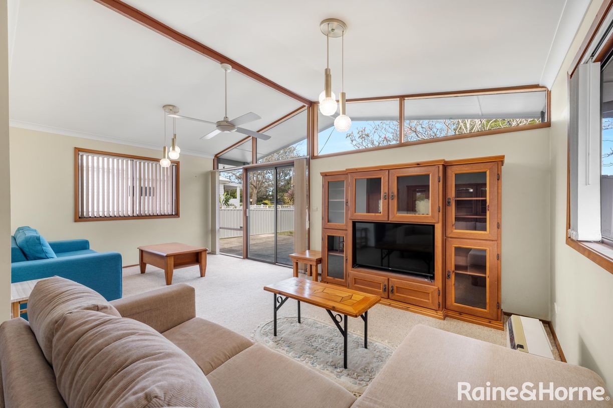 39 Ravenscliffe Road — photo 3 of 6