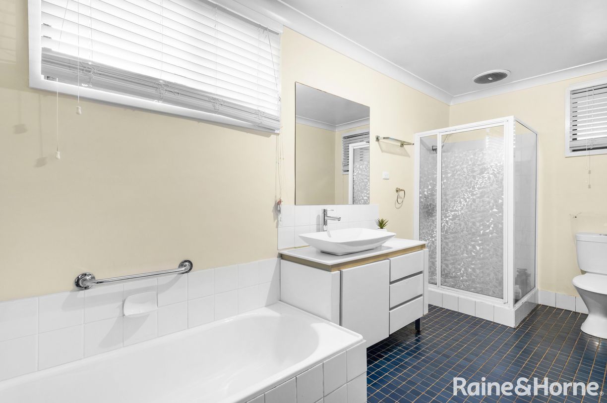 6 Lovegrove Street — photo 3 of 6