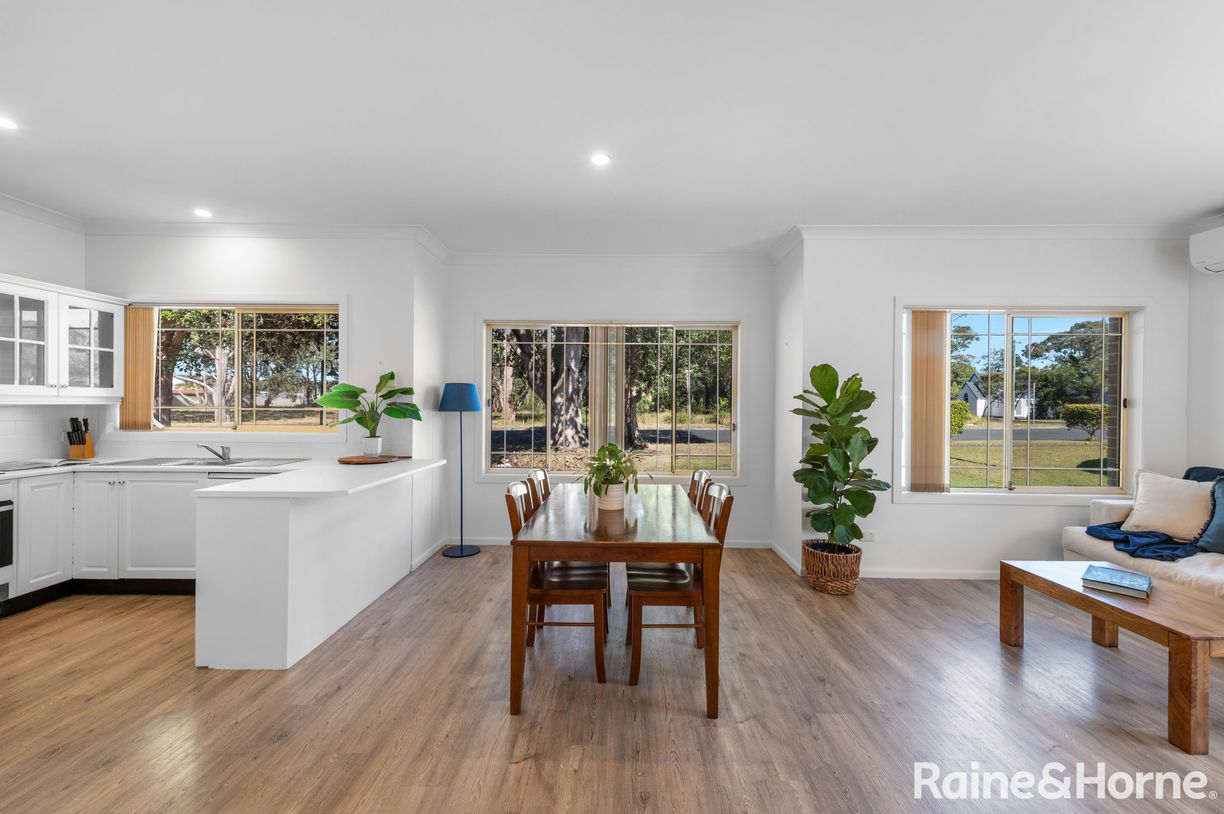 2/135 Scott Street — photo from Raine & Horne Shoalhaven Heads