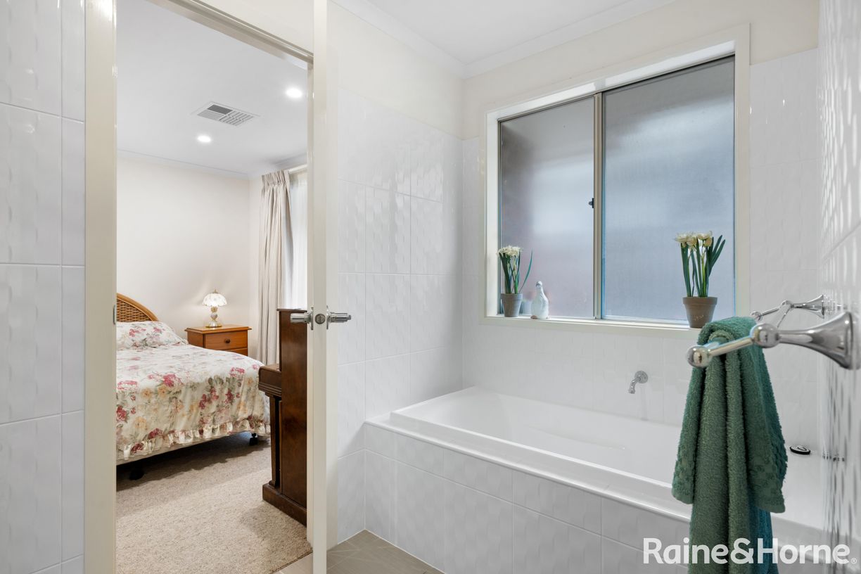 8 Wetlands Close — photo 15 of 18