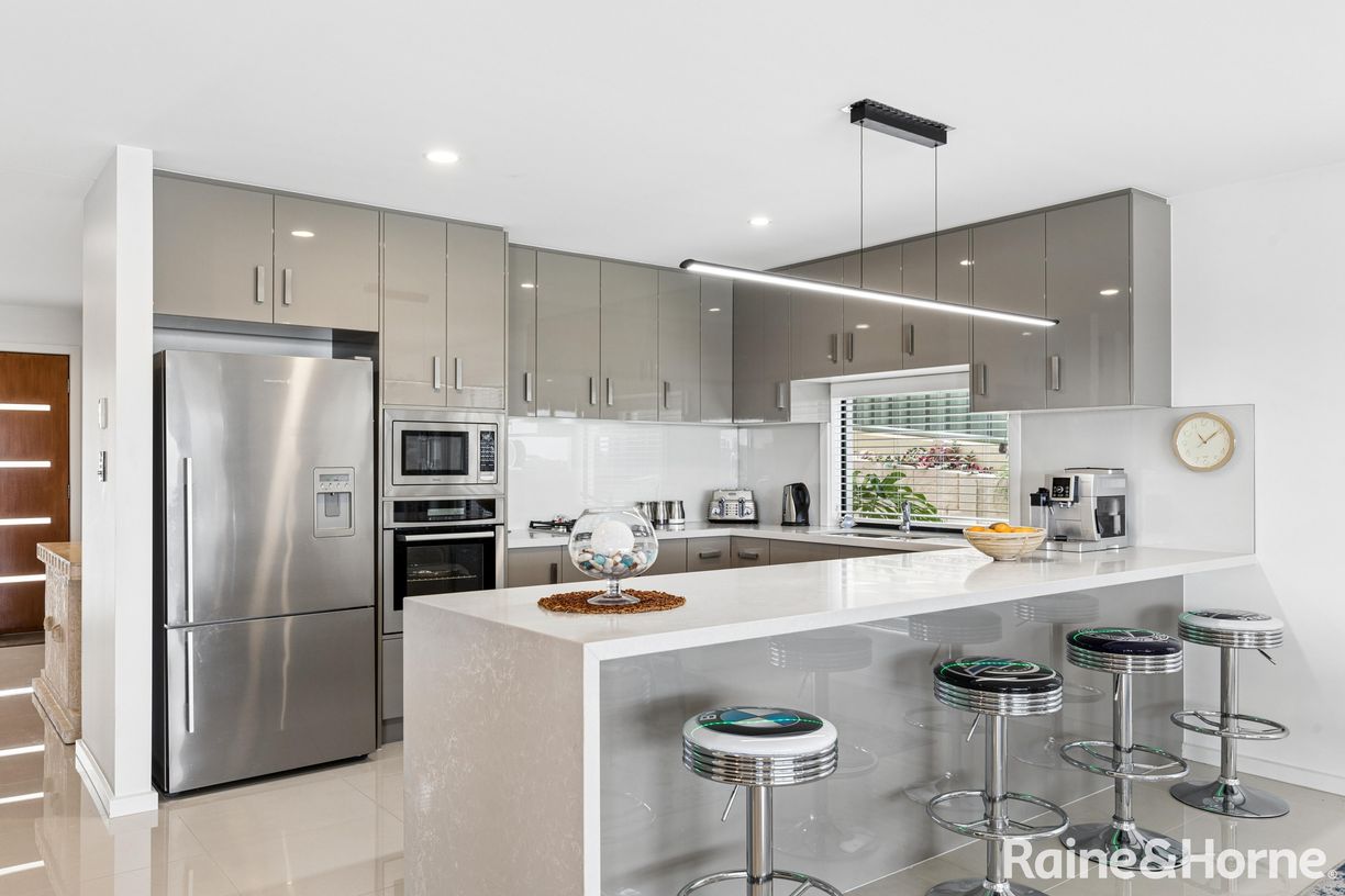 25 Queen Louisa Drive — photo 2 of 25