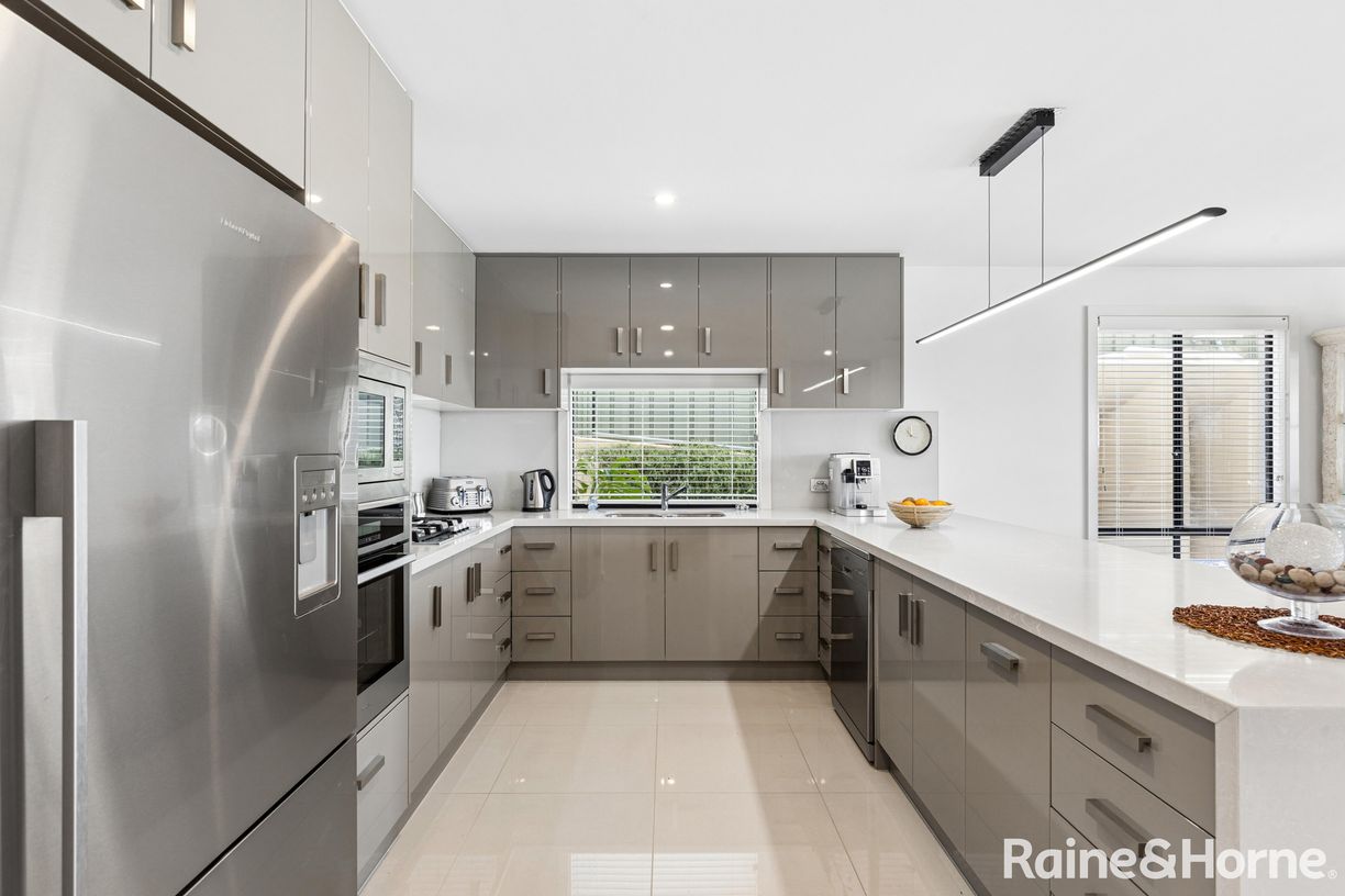 25 Queen Louisa Drive — photo 3 of 25