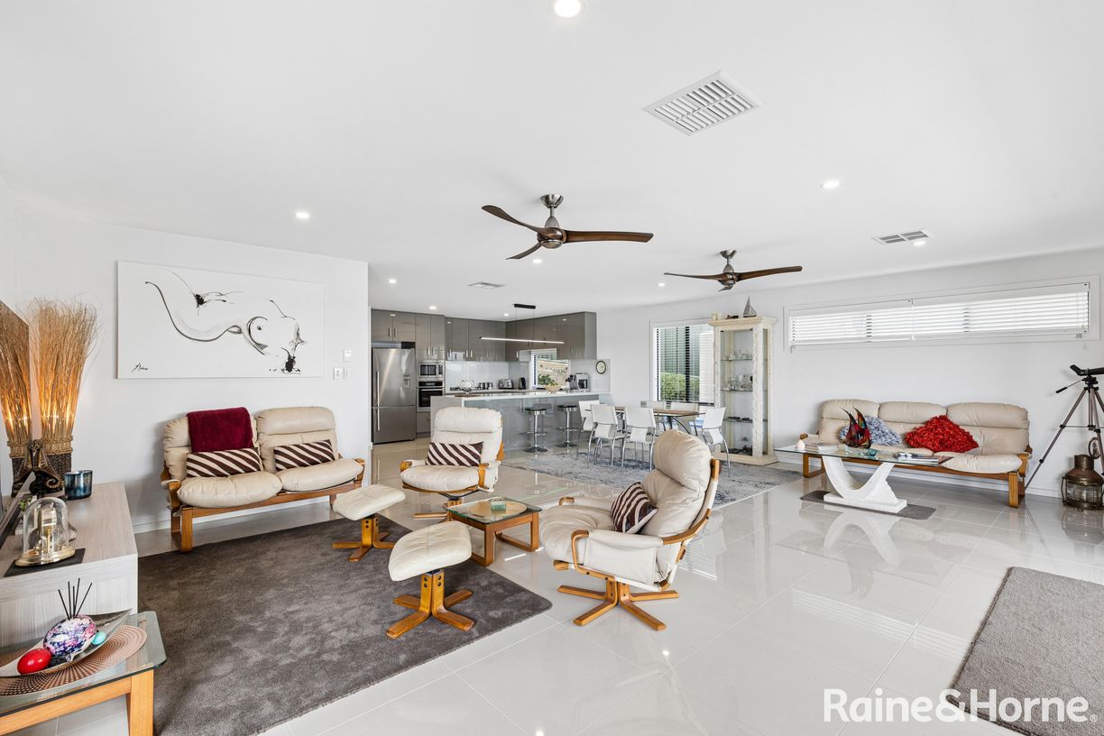 25 Queen Louisa Drive — photo 5 of 25