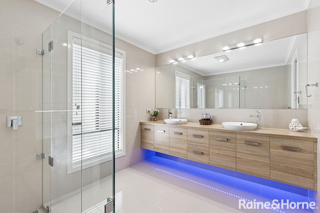 25 Queen Louisa Drive — photo 7 of 25