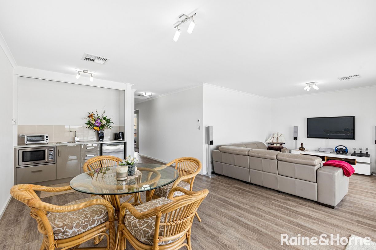 25 Queen Louisa Drive — photo 8 of 25