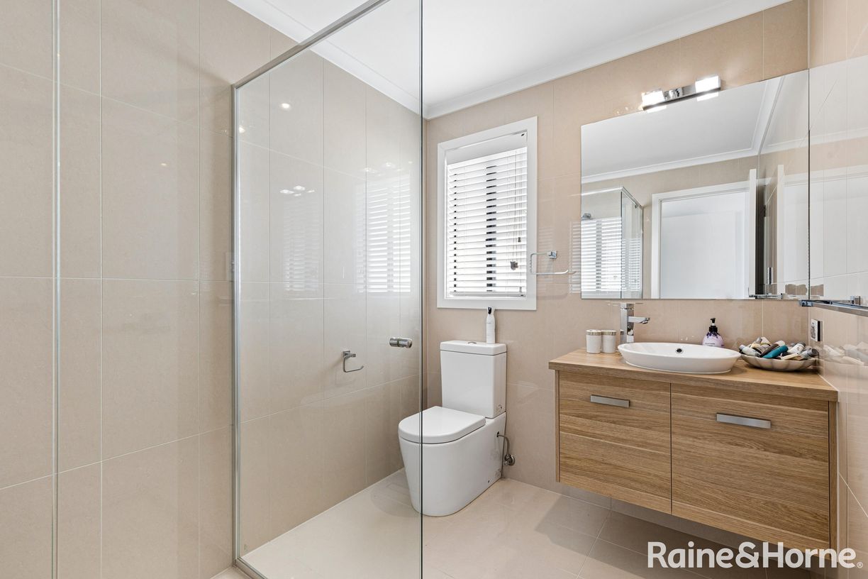 25 Queen Louisa Drive — photo 10 of 25