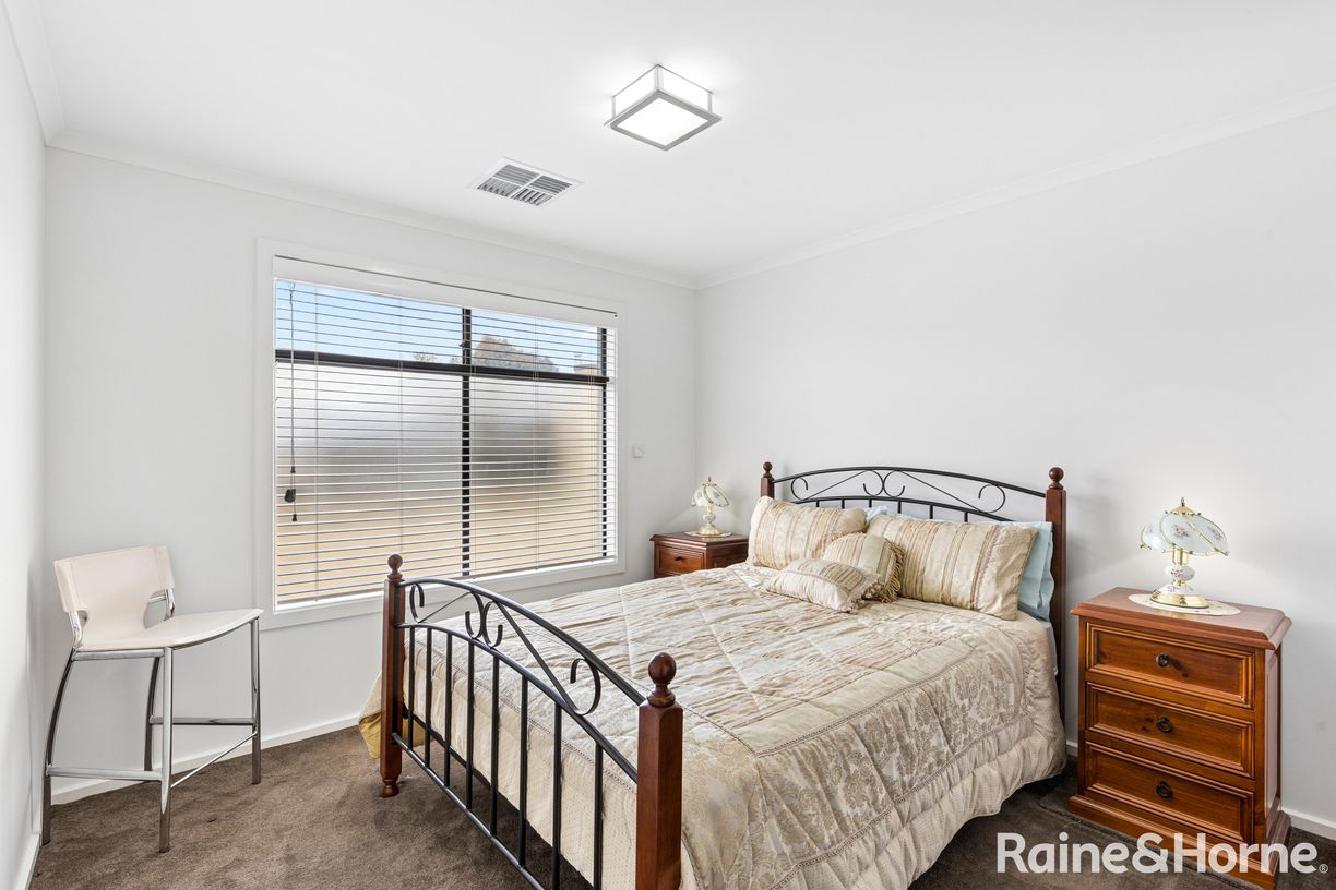 25 Queen Louisa Drive — photo 11 of 25