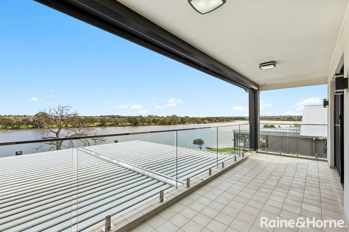 25 Queen Louisa Drive — photo 14 of 25
