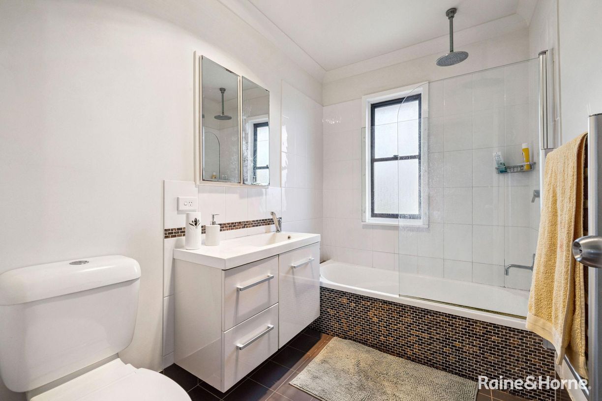 24 Chisholm St — photo 9 of 24