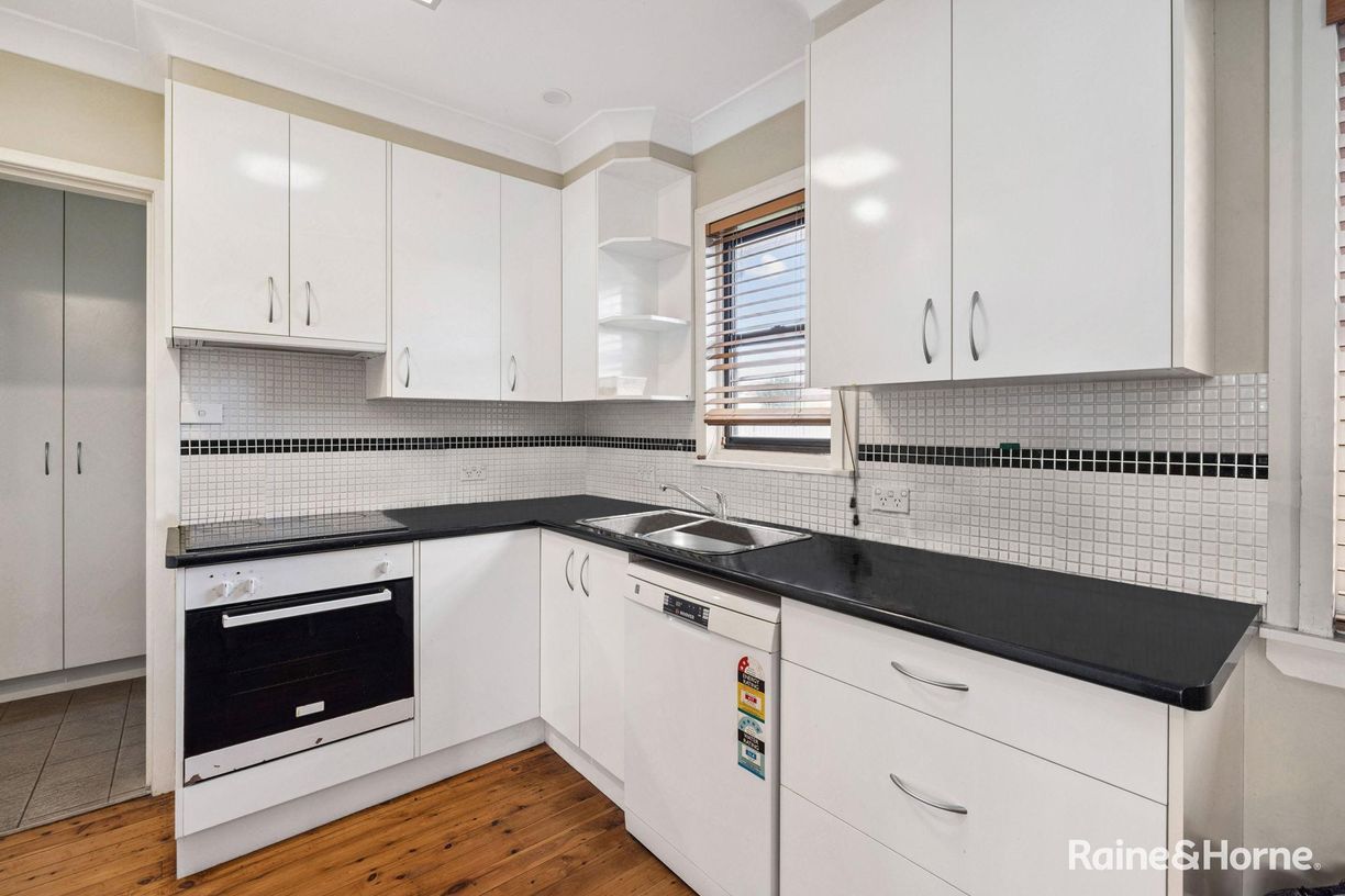 24 Chisholm St — photo 5 of 24