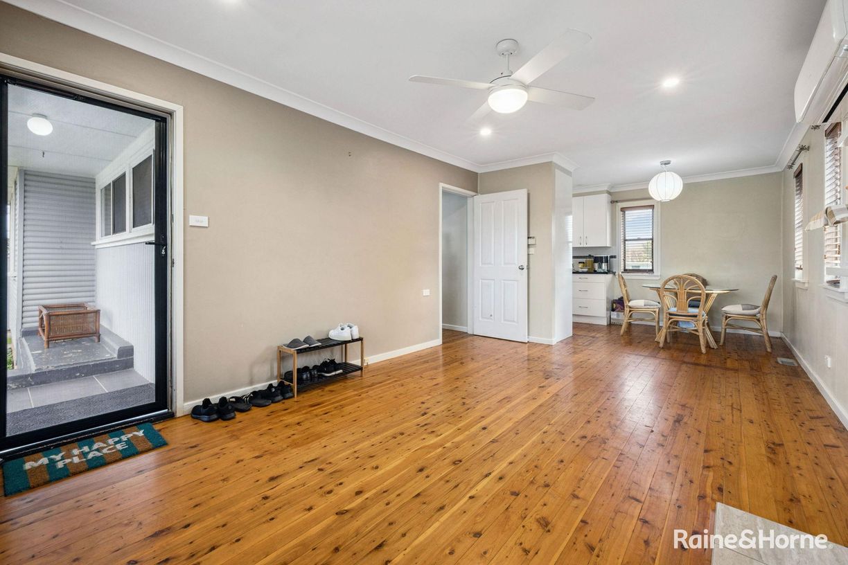 24 Chisholm St — photo 4 of 24